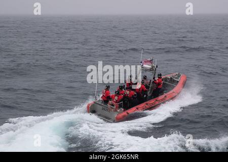 NUUK, Grönland -- (Aug 12, 2021) Crew-Mitglieder, die dem 270-Fuß-Famous-Class-Medium-Endurance-Cutter USCGC Escanaba (WMEC 907) zugeordnet sind, führen während der Operation Nanook eine OTH-Übung durch. USCGC Escanaba verfügt über eine Besatzung von rund 100 Mitarbeitern, die viele Missionen des Dienstes durchführt und dabei den Schwerpunkt auf Strafverfolgung und Sicherheit legt. Stockfoto