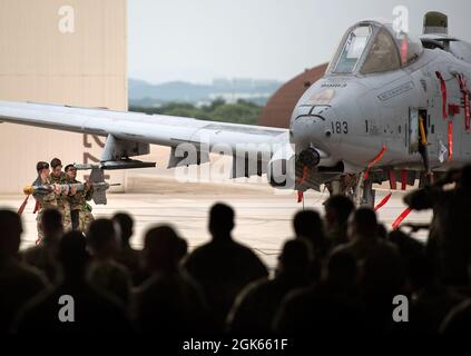 Team Rod, angeführt von Staff Sgt. Chance Easley, 51. Aircraft Maintenance Squadron, A-10 Thunderbolt II Crew Chef, transportiert während eines 51. Maintenance Group Weapons Load Crew Wettbewerbs im 2. Quartal auf der Osan Air Base, Republik Korea, 10. August 2021. Die Mission der 51. AMXS ist es, hoch ausgebildete und motivierte Airmen darauf vorzubereiten, kampfbereite Flugzeuge für den am weitesten nach vorne gerichteten, fest installierten Kampfflügel der Air Force zu liefern. Stockfoto