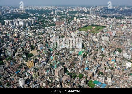 Dhaka, Bangladesch - 22. August 2021: Die Vogelperspektive auf das alte Dhaka in der Stadt Dhaka in Bangladesch. Stockfoto