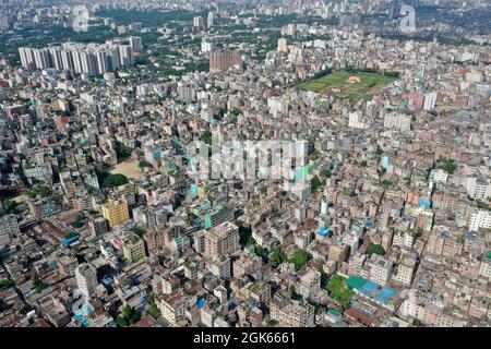 Dhaka, Bangladesch - 22. August 2021: Die Vogelperspektive auf das alte Dhaka in der Stadt Dhaka in Bangladesch. Stockfoto