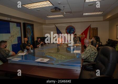 Mark Hashimoto, der Exekutivdirektor der Marine Forces Pacific, spricht mit hochrangigen Leitern des Marine Corps Base (MCB) Camp Blaz während eines Besuchs der Basis am 12. August 2021. Der Besuch in Guam beinhaltete Treffen mit Einheiten, die Schulungen auf der Insel durchführten und mit der Führung des MCB Camp Blaz sprachen. Besuche im MCB Camp Blaz ermöglichen es der lokalen Gemeinschaft und strategischen Partnern, mit der Basis zusammenzuarbeiten und gleichzeitig ihre Partnerschaft zu stärken und zu stärken. Stockfoto