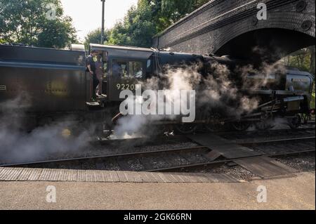 Black Prince Locomotive Zug wartet am Weyborne Bahnhof mit Dampf aus dem Zug und drei Fahrer an Bord Stockfoto