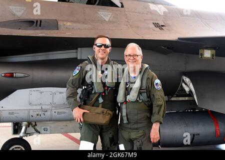 Robert L. Sumwalt, der Vorsitzende des National Transportation Safety Board, erlebt einen Orientierungsflug an Bord eines F-16 Fighting Falcon-Jets vom 169th Fighter Wing, South Carolina Air National Guard, auf der McEntire Joint National Guard Base, South Carolina, 12. August 2021. Sumwalt ist ein ehemaliger professioneller Airline-Pilot und eine Aufnahme in die South Carolina Aviation Hall of Fame. Stockfoto
