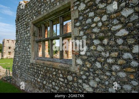 Ausgedehnte Ruinen von Baconsthorpe Castle, einem mit Wassergraben bebauten und befestigten Herrenhaus aus dem 15. Jahrhundert, die ein Beweis für den Aufstieg und Fall einer Norfolk-Familie sind Stockfoto