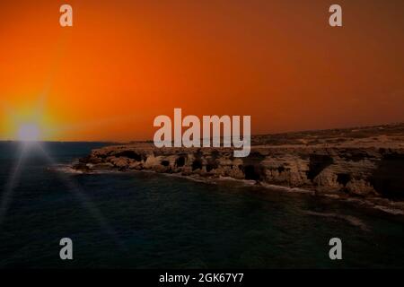Sonnenuntergang an den Sea Caves in der Nähe von Ayia Napa auf Zypern Stockfoto