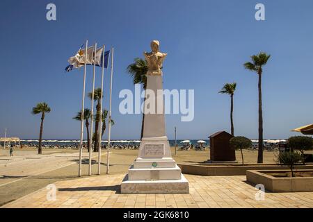 Die Büste von General Kimon an der baumgesäumten Promenade in Larnaca, Zypern Stockfoto