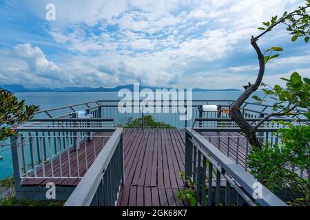 Koh Hong Aussichtspunkt neues Wahrzeichen, um das Naturmeer zu sehen eine atemberaubende Szene des Andamanischen Meeres atemberaubende Aussicht vom Aussichtspunkt auf Koh Hong Krabi Thailand. Stockfoto