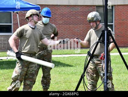 Master-Sgt. Christopher Lynch und Senior Airman Brian Abert, Flugtechniker des 104. Kampfflügels, haben im Rahmen einer Schulung für neue Teammitglieder am 13. August 2021 auf der Barnes Air National Guard Base, Massachusetts, eine Antenne für die Kommunikationsfähigkeit des gemeinsamen Einsatzorts eingerichtet. Die JISCC-Antenne wird für die Unterstützung von Cross-Band-Landfunkgeräten, für die Versorgung von Punkt-zu-Punkt-WLAN, taktischem Boden-Luft-Radar und Client-WLAN verwendet. Stockfoto