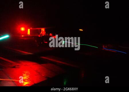 210813-N-MD461-1413 PAZIFIK (13. August 2021) ein E-2D Advanced Hawkeye, der den „Black Eagles“ der Carrier Airborne Early Warning Squadron (VAW) 113 zugewiesen wurde, landet auf dem Flugdeck des Nimitz-Klasse-Flugzeugträgers USS Carl Vinson (CVN 70), 13. August 2021. Vinson nimmt an einer umfassenden Übung (LSE) 2021 Teil, einem weltweit integrierten Training, das die Fähigkeit der US-Marine demonstriert, präzise, tödliche und überwältigende Gewalt über drei Seestreitkommandos, fünf nummerierte Flotten und 17 Zeitzonen einzusetzen. Stockfoto