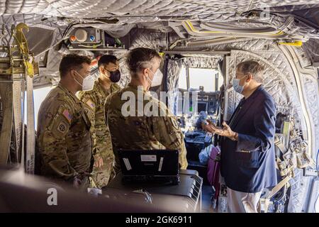 US Army CH-47 Chinook-Piloten, die dem 1. Bataillon, dem 214. Aviation Bataillon, Teil der 12. Combat Aviation Brigade, zugewiesen sind, sprechen mit dem US-Botschafter in der Türkei, Botschafter David M. Satterfield, über das Flugzeug am Dalaman Airport, Türkei, 13. August 2021. Der Botschafter traf die Piloten und den Rest der Besatzung auf der Fluglinie bei ihrer Ankunft in der Türkei. Stockfoto