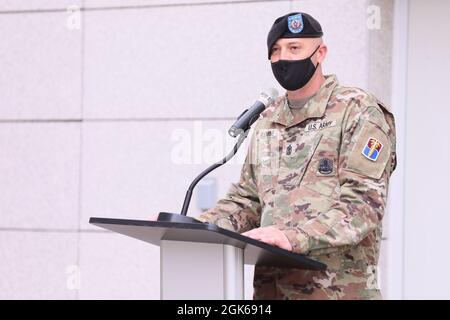 1. Sgt. Jesse Fleming, der neue Senior-Berater des 502nd Field Hospital, hält während der Zeremonie zur Änderung der Verantwortung am 13. August 2021 eine Rede. Stockfoto