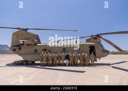 Der US-Botschafter in der Türkei, Botschafter David M. Satterfield, macht ein Foto mit den Besatzungsmitgliedern des 1. Bataillons, 214. Aviation Regiment, Teil der 12. Combat Aviation Brigade, bei ihrer Ankunft am Dalaman Airport, Türkei, am 13. August 2021. Die Luftbesatzungen antworteten dem Aufruf, die Türkei mit Hilfe und Unterstützung bei der Luftangriffe zu unterstützen. Stockfoto
