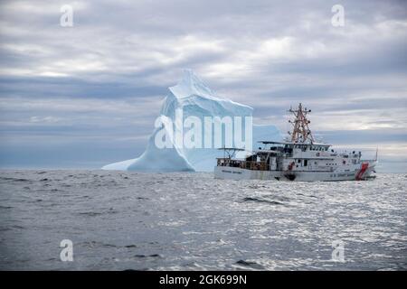 NUUK, Grönland -- (Aug 13, 2021) der USCGC Richard Snyder (WPC 1127) durchfährt einen Eisberg in der Labradorsee. Der Richard Snyder ist ein 154 Meter langer Schnellwender der Sentinel-Klasse mit einer Besatzung von rund 24 Personen. Stockfoto