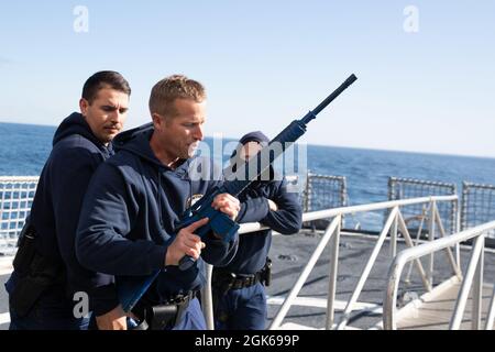 NUUK, Grönland -- (Aug 15, 2021) die dem USCGC Escanaba (WMEC 907) zugewiesenen Besatzungsmitglieder absolvieren an Bord des Flugdecks von Escanaba ein Waffenhandling-Training. Die Escanaba ist ein 270 Meter langer, berühmter Mittelausdauerschneider mit einer Besatzung von rund 100 Mitarbeitern, die viele Missionen des Dienstes durchführt und dabei auf Strafverfolgung und Sicherheit setzt. Stockfoto