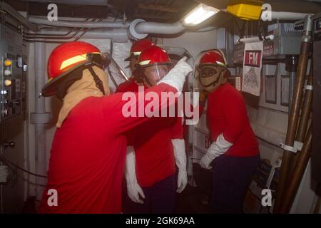 NUUK, Grönland -- (Aug 13, 2021) Besatzungsmitglieder, die dem USCGC Escanaba zugewiesen wurden, reagieren auf einen Überschwemmungsschaden während einer Trainingsübung des Schadenkontrollteams auf die Einsatzbereitschaft der Besatzung. Der 270-Fuß-Famous-Class Medium Endurance Cutter USCGC Escanaba (WMEC 907) hat eine Besatzung von rund 100 Personen und ist für Strafverfolgung und maritime Sicherheit ausgebildet. Stockfoto