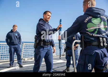 NUUK, Grönland -- (Aug 15, 2021) die dem USCGC Escanaba (WMEC 907) zugewiesenen Besatzungsmitglieder absolvieren an Bord des Flugdecks von Escanaba ein Waffenhandling-Training. Die Escanaba ist ein 270 Meter langer, berühmter Mittelausdauerschneider mit einer Besatzung von rund 100 Mitarbeitern, die viele Missionen des Dienstes durchführt und dabei auf Strafverfolgung und Sicherheit setzt. Stockfoto