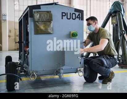 Airman 1st Class Kameron Dudczak, 15. Wartungsgeschwader für Luft- und Raumfahrt, inspiziert einen Spülwagen im Hangar 15 auf der Joint Base Pearl Harbor-Hickam, Hawaii, 12. August 2021. Luftwaffe und Zivilpersonen, die dem ALTER zugewiesen sind, sind in der Lage, mehrere Ausrüstungsgegenstände zu bedienen, die zur Unterstützung von über 60 verschiedenen militärischen Verteidigungssystemen verwendet werden. Stockfoto