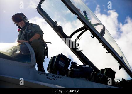 US Marine Corps Maj. Nils Alpers, ein F/A-18 Hornet Pilot mit Marine Fighter Attack Squadron (VMFA) 232, steigt auf der Andersen Air Force Base, Guam, 13. August 2021, in ein F/A-18D Hornet Flugzeug ein. VMFA-232 wird auf dem Luftwaffenstützpunkt Andersen, Guam, als Teil des Flugtrainingsverortungsprogramms eingesetzt, das darauf ausgelegt ist, die Einsatzbereitschaft zu erhöhen und gleichzeitig die Auswirkungen von Schulungsmaßnahmen zu reduzieren. Stockfoto