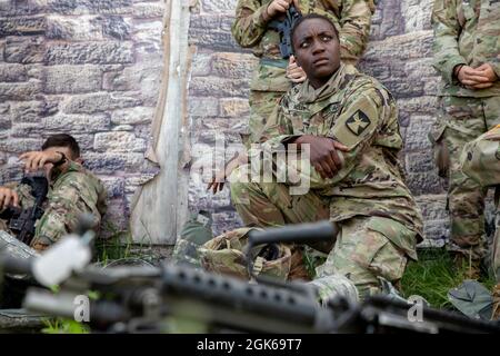 Pfc. Colee Nolen, eine Personalspezialistin der 347. Regional Support Group, Minnesota National Guard, hört nach einem simulierten Angriff auf den Konvoi ihres Teams während einer Kampfunterstützungsübung in Fort McCoy, Wisconsin, am 13. August 2021, auf Feedback von Beobachtern, Trainern und Trainern der 78. Trainingsdivision der US Army Reserve. Kavallerie-Scouts mit 3. Squadron, 89. Kavallerie-Regiment, 3. Brigade-Kampfteam, 10. Bergdivision, aus Fort Polk, Louisiana, spielten die gegnerische Kraft, um einen realistischen Aspekt in das Szenario zu bringen. Die kollaborative Schulung bei CSTX ermöglicht Guard und Stockfoto