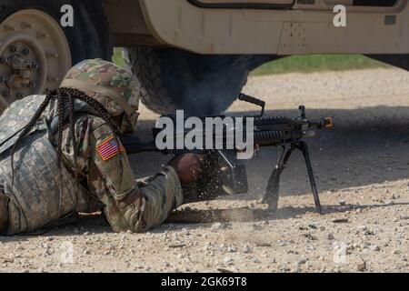 Pfc. Colee Nolen, Spezialist für Personalwesen bei der 347. Regional Support Group, Minnesota National Guard, gibt während einer Kampfunterstützungsübung in Fort McCoy, Wisconsin, am 13. August 2021, das Feuer auf gegnerische Kräfte mit einem leichten Maschinengewehr M249 zurück. Kavallerie-Scouts mit 3. Squadron, 89. Kavallerie-Regiment, 3. Brigade-Kampfteam, 10. Bergdivision, aus Fort Polk, Louisiana, spielten die gegnerische Kraft, während Beobachter, Trainer/Trainer der 78. Trainingsdivision der US-Army Reserve die Leistung der Soldaten bewerteten. Die kollaborative Schulung bei CSTX ermöglicht Guard und Reserve Stockfoto