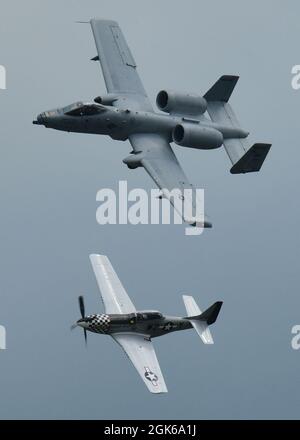 US Air Force Capt. Haden „Gator“ Fullam, A-10 Thunderbolt II Demonstrations-Teamkommandant, führt während der 75. Jubiläums-Airshow in Decatur, Illinois, am 13. August 2021 einen Heritage Flight mit einem P-51 Mustang durch. Heritage Flights werden auf Airshows und anderen Veranstaltungen durchgeführt, um das Erbe des Militärdienstes der Vergangenheit und Gegenwart zu gedenken. Stockfoto