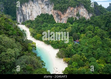 Koh Hong Aussichtspunkt neues Wahrzeichen, um das Naturmeer zu sehen eine atemberaubende Szene des Andamanischen Meeres atemberaubende Aussicht vom Aussichtspunkt auf Koh Hong Krabi Thailand. Stockfoto