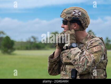 Kyle Swink, Senior Airman der US Air Force, ein explosiver Ordnance Disposal (EOD) Airman des 6. Zivilingenieurgeschwaders, befestigt seinen Helm vor einer Trainingsübung auf der MacDill Air Force Base, Florida, 13. August 2021. EOD-Techniker verlassen sich auf hochentwickelte Tools, um ihre inhärent gefährlichen Missionen zu erfüllen. Stockfoto