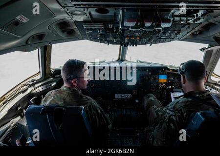 Der US Air Force Col. Matthew Coleman, Vizekommandant des 380. Air Expeditionary Wings und Pilot des KC-10 Extenders, und Maj. Bobby Budde, Flugzeugkommandant, behalten die Kontrolle über das Flugzeug vom Cockpit aus während einer Flugbetankungsmission über einem nicht bekannt gegebenen Ort in Südwestasien am 13. August 2021. Das Betanken von Luft ist für den agilen Einsatz im Kampf von entscheidender Bedeutung, da es die Reichweite und die Flugdauer des Flugzeugs verlängert. Stockfoto