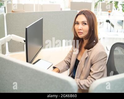 ฺBusinesswoman weibliche Manager Supervisor Firma Büro Blick auf Kamera Arbeit Computer Notebook Pad Tablet Laptop Konferenz Meeting Technologie inte Stockfoto