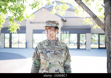 Maj. Rashida Brown, Leiterin der Praxisgruppe 341 der Medizinischen Gruppe, posiert für ein Foto am 13. August 2021 auf dem Luftwaffenstützpunkt Malmstrom, Month. Brown hat vor kurzem das Programm für das Diversity and Inclusion Certificate mit der Cornell University abgeschlossen und mit dem Diversity and Inclusion Council von Malmstrom geteilt, was sie über die Förderung eines integrativeren Umfelds gelernt hat. Stockfoto