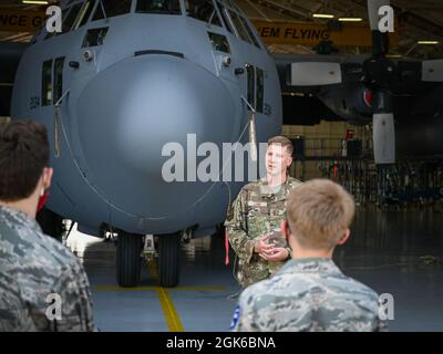 Der 2. LT. John Lane der US Air Force, der der 103. Wartungsschwadron zugewiesen wurde, weist Kadetten der Zivilluftpatrouille auf die taktische Luftlift-Mission C-130H Hercules des 103. Luftlift-Flügels während einer Tour der Bradley Air National Guard Base in East Granby, Connecticut, am 13. August 2021. Kadetten der Staffeln Danielson und Plainville des Connecticut Wing erhielten einen näheren Blick auf die C-130H-Flugzeuge, die Motoren, die sie antrieben, und erfuhren von der Mission des 103. Luftlift Wings. Stockfoto
