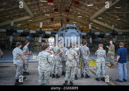 US Air Force 2nd LT. John Lane (rechts), der der 103. Maintenance Squadron zugewiesen wurde, zeigt Kadetten der zivilen Luftpatrouille auf der taktischen C-130H Hercules-Luftlift-Mission des 103. Luftlift-Flügels während einer Tour der Bradley Air National Guard Base in East Granby, Connecticut, am 13. August 2021. Kadetten der Staffeln Danielson und Plainville des Connecticut Wing erhielten einen näheren Blick auf die C-130H-Flugzeuge, die Motoren, die sie antrieben, und erfuhren von der Mission des 103. Luftlift Wings. Stockfoto