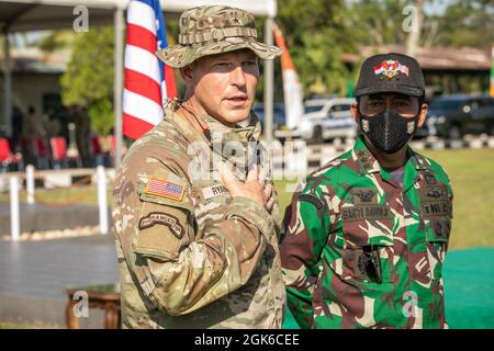 General Joseph Ryan, Kommandeur der 25. Infanterie-Division der U.S. Army Brigadegeneral, gibt nach der Abschlusszeremonie für Garuda Shield 21 im Baturaja Trainingsgebiet am 14. August 2021 eine Stellungnahme ab. Garuda Shield 21 ist eine zweiwöchige gemeinsame Übung zwischen der US-Armee und (TNI-AD Indonesia Armed Forces). Der Zweck dieser gemeinsamen Übung ist es, die Dschungelkriegfähigkeit sowohl der US-Armee als auch der indonesischen Armee zu verbessern und zu bereichern. Stockfoto