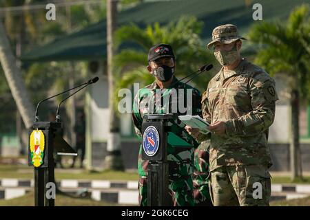 General Joseph Ryan, Kommandeur der 25. Infanterie-Division der U.S. Army Brigadier, gibt während der Abschlusszeremonie für Garuda Shield 21 im Baturaja Trainingsgebiet am 14. August 2021 eine Rede. Garuda Shield 21 ist eine zweiwöchige gemeinsame Übung zwischen der US-Armee und (TNI-AD Indonesia Armed Forces). Der Zweck dieser gemeinsamen Übung ist es, die Dschungelkriegfähigkeit sowohl der US-Armee als auch der indonesischen Armee zu verbessern und zu bereichern. Stockfoto