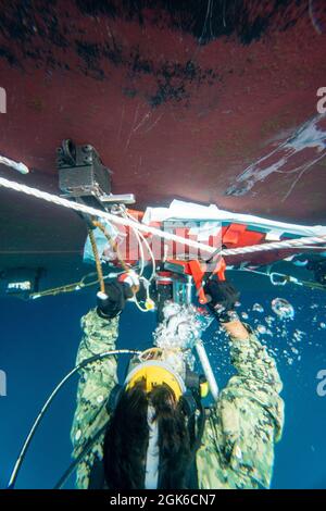 Brandon Barreto, der Marine Diver der 2. Klasse, der der Mobile Diving Salvage Unit (MDSU) 2 zugewiesen wurde, führt während eines großen Trainings (LSE 2021) Unterwasser-Kampfschadenreparaturen (BDR) auf dem Zerstörer USS Gonzalez der Arleigh Burke-Klasse (DDG 66) durch. LSE 2021 demonstriert die Fähigkeit der Marine, weltweit präzise, tödliche und überwältigende Gewalt über drei Seestreitkommandos, fünf nummerierte Flotten und 17 Zeitzonen hinweg einzusetzen. LSE 2021 vereint Live- und synthetische Trainingsfunktionen, um eine intensive, robuste Trainingsumgebung zu schaffen. Es wird High-Fidelity-Schulungen und den realen Betrieb mit bui verbinden Stockfoto