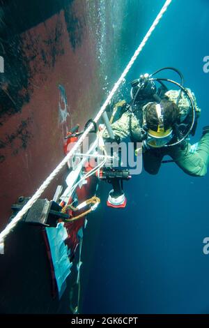 Brandon Barreto, der Marine Diver der 2. Klasse, der der Mobile Diving Salvage Unit (MDSU) 2 zugewiesen wurde, führt während eines großen Trainings (LSE 2021) Unterwasser-Kampfschadenreparaturen (BDR) auf dem Zerstörer USS Gonzalez der Arleigh Burke-Klasse (DDG 66) durch. LSE 2021 demonstriert die Fähigkeit der Marine, weltweit präzise, tödliche und überwältigende Gewalt über drei Seestreitkommandos, fünf nummerierte Flotten und 17 Zeitzonen hinweg einzusetzen. LSE 2021 vereint Live- und synthetische Trainingsfunktionen, um eine intensive, robuste Trainingsumgebung zu schaffen. Es wird High-Fidelity-Schulungen und den realen Betrieb mit bui verbinden Stockfoto
