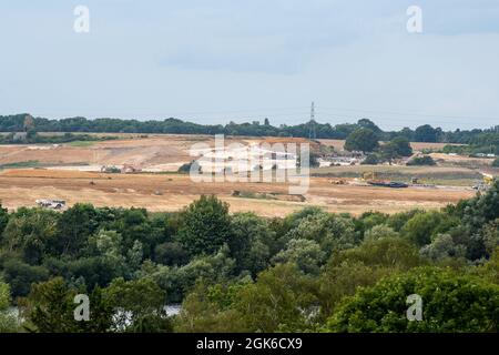 West Hyde, Hertfordshire, Großbritannien. 13. September 2021. Der Standort South Portal HS2, an dem der Tunnelbau begann. Der HS2-Tunnelbau durch die Chilterns erreicht heute oder morgen einen Meilenstein, da die Tunnelbohrmaschine, Florenz, eine 1-Meilen-Marke erreichen wird. Umweltschützer sind sehr besorgt über die Auswirkungen, die der Tunnelbau auf den Kalkwasserleiter hat, da HS2 eine große Menge an Bentonit, der stark verschmutzt ist, „verloren“ hat. Quelle: Maureen McLean/Alamy Live News Stockfoto