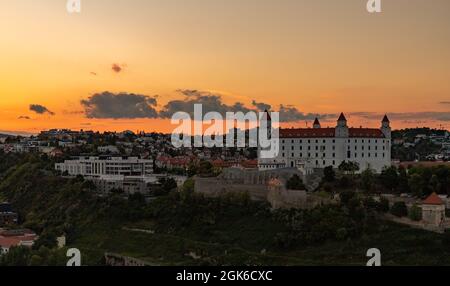 Ein Bild der Burg Bratislava bei Sonnenuntergang. Stockfoto
