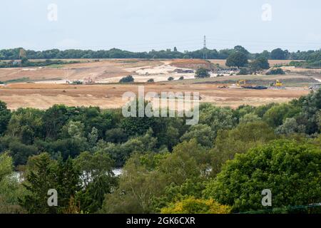 West Hyde, Hertfordshire, Großbritannien. 13. September 2021. Der Standort South Portal HS2, an dem der Tunnelbau begann. Der HS2-Tunnelbau durch die Chilterns erreicht heute oder morgen einen Meilenstein, da die Tunnelbohrmaschine, Florenz, eine 1-Meilen-Marke erreichen wird. Umweltschützer sind sehr besorgt über die Auswirkungen, die der Tunnelbau auf den Kalkwasserleiter hat, da HS2 eine große Menge an Bentonit, der stark verschmutzt ist, „verloren“ hat. Quelle: Maureen McLean/Alamy Live News Stockfoto