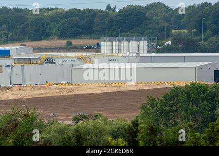 West Hyde, Hertfordshire, Großbritannien. 13. September 2021. Der Standort South Portal HS2, an dem der Tunnelbau begann. Der HS2-Tunnelbau durch die Chilterns erreicht heute oder morgen einen Meilenstein, da die Tunnelbohrmaschine, Florenz, eine 1-Meilen-Marke erreichen wird. Umweltschützer sind sehr besorgt über die Auswirkungen, die der Tunnelbau auf den Kalkwasserleiter hat, da HS2 eine große Menge an Bentonit, der stark verschmutzt ist, „verloren“ hat. Quelle: Maureen McLean/Alamy Live News Stockfoto