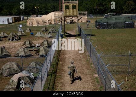 Ein Soldat der Nationalgarde von Minessota patrouilliert während der Kampfunterstützungsübung (CSTX) in Fort McCoy, Wisconsin, am 14. August 2021 im Umkreis eines Unterstützungsbereichs der Division. Diese Trainingsübungen, die von der 78. Trainingsabteilung durchgeführt werden, bereiten Soldaten durch Szenarien vor, die den Einsatz von Konflikten gegen einen gleichrangigen Gegner simulieren. Stockfoto