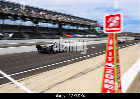 Conor Daly, Ed Carpenter Racing, verlässt die Boxengasse während des Big Machine Spiked Coolers Grand Prix auf dem Indianapolis Motor Speedway, 14. August 2021, in Speedway, Indiana. Zum ersten Mal teilte sich die NTT IndyCar Series in einem Rennen am Wochenende, dem 14.-15. August 2021, in Speedway, Indiana, die Rennstrecke des Indianapolis Motor Speedway mit der NASCar Cup Series. Die US-Luftwaffe war in beiden Rennen durch Conor Daly von Ed Carpenter Racing und Erik Jones von Richard Petty Motorsports vertreten. Stockfoto