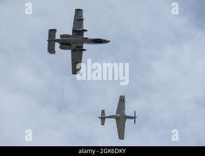 Der US Air Force Capt. Hayden „Gator“ Fullam, A-10C Thunderbolt II Demonstrationsteam Pilot, fliegt einen A-10 Thunderbolt II neben einem P-51 Mustang während eines Heritage Flight im Rahmen der 75. Anniversary Airshow am Decatur Airport, Decatur, Illinois, 14. August 2021. Das A-10-Demonstrationsteam reist zu Airshows im ganzen Land und international, um die Kampffähigkeiten der A-10 zu demonstrieren. Stockfoto