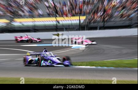 Romain Grosjean, Dale Coyne Racing mit RWR, fährt während des Big Machine Spiked Coolers Grand Prix auf dem Indianapolis Motor Speedway, 14. August 2021, in Speedway, Indiana, um die 2. Runde. Zum ersten Mal teilte sich die NTT IndyCar Series in einem Rennen am Wochenende, dem 14.-15. August 2021, in Speedway, Indiana, die Rennstrecke des Indianapolis Motor Speedway mit der NASCar Cup Series. Die US-Luftwaffe war in beiden Rennen durch Conor Daly von Ed Carpenter Racing und Erik Jones von Richard Petty Motorsports vertreten. Stockfoto
