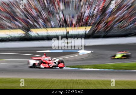Marcus Ericsson, Chip Ganassi Racing, fährt während des Big Machine Spiked Coolers Grand Prix auf dem Indianapolis Motor Speedway, 14. August 2021, in Speedway, Indiana, um die 2. Runde. Zum ersten Mal teilte sich die NTT IndyCar Series in einem Rennen am Wochenende, dem 14.-15. August 2021, in Speedway, Indiana, die Rennstrecke des Indianapolis Motor Speedway mit der NASCar Cup Series. Die US-Luftwaffe war in beiden Rennen durch Conor Daly von Ed Carpenter Racing und Erik Jones von Richard Petty Motorsports vertreten. Stockfoto