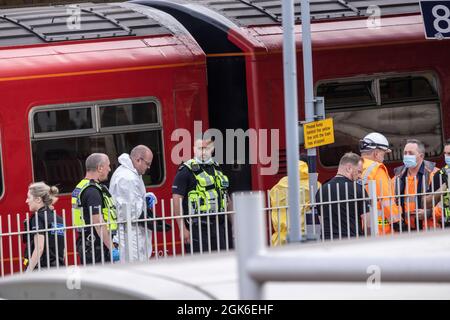 London, Großbritannien. September 13 2021: Eisenbahnunfall am Wimbledon Hauptbahnhof. Der Bahnhof wurde wegen eines Zwischenfalls für Zug- und Straßenbahnfahrten geschlossen. September 2021. Kredit: Clickpics/Alamy Live Nachrichten Stockfoto