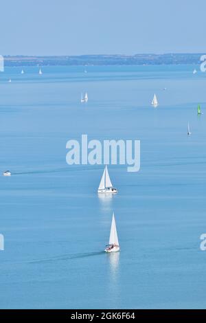 Kleine Boote auf dem Plattensee in der Nähe von Tihany, Ungarn, vertikal Stockfoto