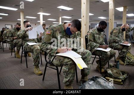 Soldaten der Militärreserve der 447th Military Police Company führen während der Verarbeitung von Soldier Readiness im Camp Shelby Joint Training Center in Mississippi, 14. August 2021, die Unterlagen durch. Die 447th MP Co. Mit Sitz in North Canton, Ohio, wurde für den Einsatz im Ausland mobilisiert. Stockfoto