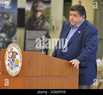 Zusammen mit Abgeordneten, Fürsprechern, Adjutant General of Illinois Maj. Gen. Rich Neely und dem amtierenden Direktor des Illinois Department of Veterans’ Affairs (IDVA), Terry Prince, unterzeichnete Gouverneur Pritzker heute, am 15. August, sieben Gesetze. Das Ziel ist es, das Leben der Dienstmitglieder und Veteranen von Illinois zu verbessern und ihren Dienst an ihrem Staat und ihrer Nation zu ehren. Die Gesetzgebung beinhaltete einen Gesetzentwurf, der Mitglieder der Nationalgarde von Illinois ehrt, die während der Ausübung ihrer Pflichten unter der Autorität des Gouverneurs durch die Übergabe einer Flagge des Staates Illinois an ihre Angehörigen getötet wurden. Stockfoto