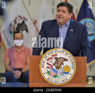 Zusammen mit Abgeordneten, Fürsprechern, Adjutant General of Illinois Maj. Gen. Rich Neely und dem amtierenden Direktor des Illinois Department of Veterans’ Affairs (IDVA), Terry Prince, unterzeichnete Gouverneur Pritzker heute, am 15. August, sieben Gesetze. Das Ziel ist es, das Leben der Dienstmitglieder und Veteranen von Illinois zu verbessern und ihren Dienst an ihrem Staat und ihrer Nation zu ehren. Die Gesetzgebung beinhaltete einen Gesetzentwurf, der Mitglieder der Nationalgarde von Illinois ehrt, die während der Ausübung ihrer Pflichten unter der Autorität des Gouverneurs durch die Übergabe einer Flagge des Staates Illinois an ihre Angehörigen getötet wurden. Stockfoto